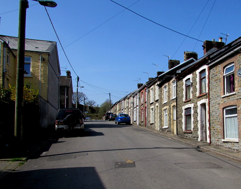 High Street, Ynysybwl © Jaggery cc-by-sa/2.0 :: Geograph Britain and ...