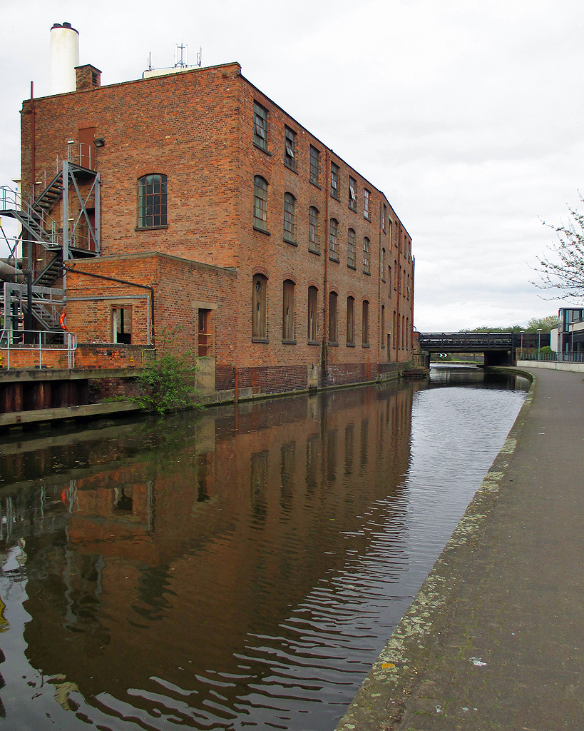 Factory building by the Nottingham Canal © John Sutton :: Geograph ...