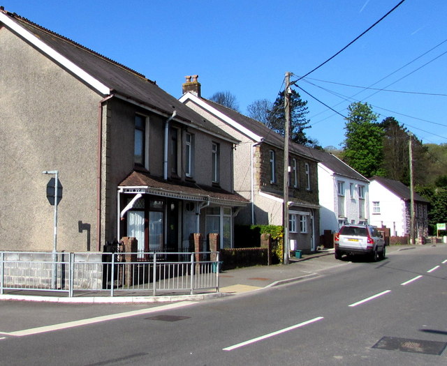 Llandeilo Road houses, Llandybie © Jaggery cc-by-sa/2.0 :: Geograph ...