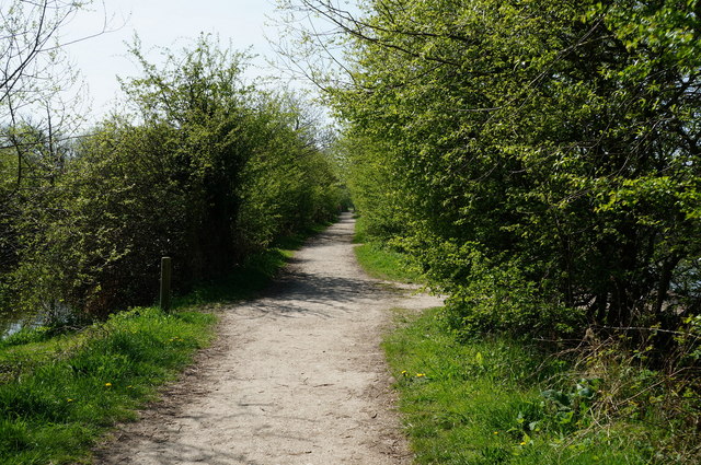 Public footpath at Fairburn Ings © Ian S cc-by-sa/2.0 :: Geograph ...