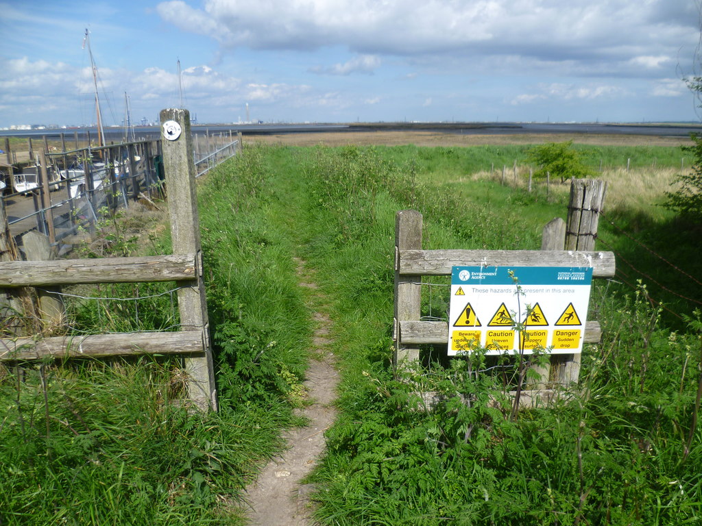 The Saxon Shore Way reaches Hamgreen... © Marathon cc-by-sa/2.0 ...