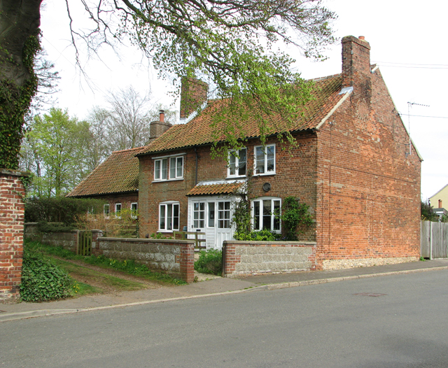 Cottage beside St Mary's church,... © Evelyn Simak cc-by-sa/2.0 ...