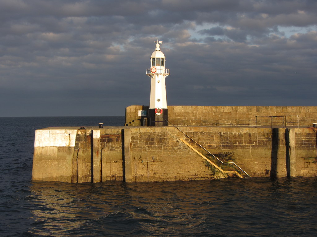 Mevagissey lighthouse © Gareth James cc-by-sa/2.0 :: Geograph Britain ...