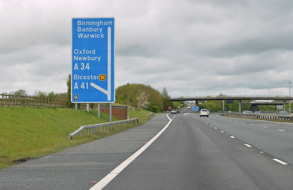 M40 near Junction 9 © MrC cc-by-sa/2.0 :: Geograph Britain and Ireland