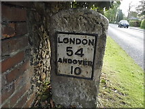 SU5049 : Milepost in Southington by David Howard