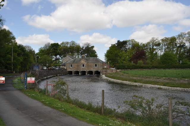 Loch Leven Sluice House © Robert Struthers :: Geograph Britain and Ireland