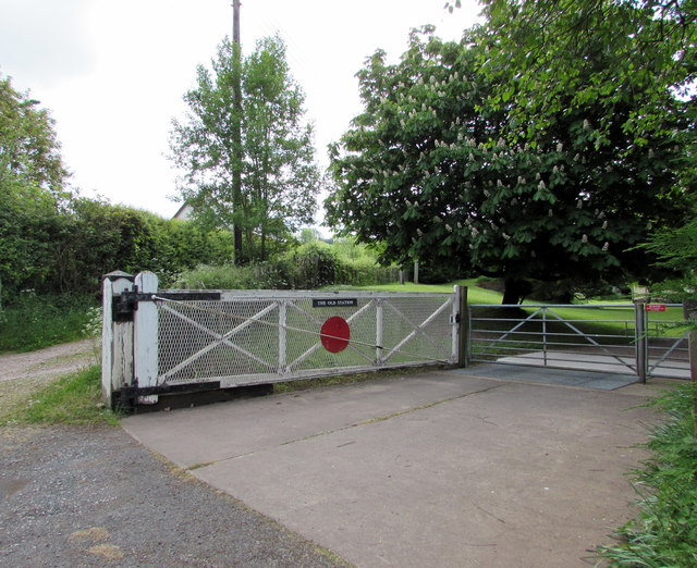 Old Level Crossing Gate At The Entrance C Jaggery Cc By Sa 2 0 Geograph Britain And Ireland