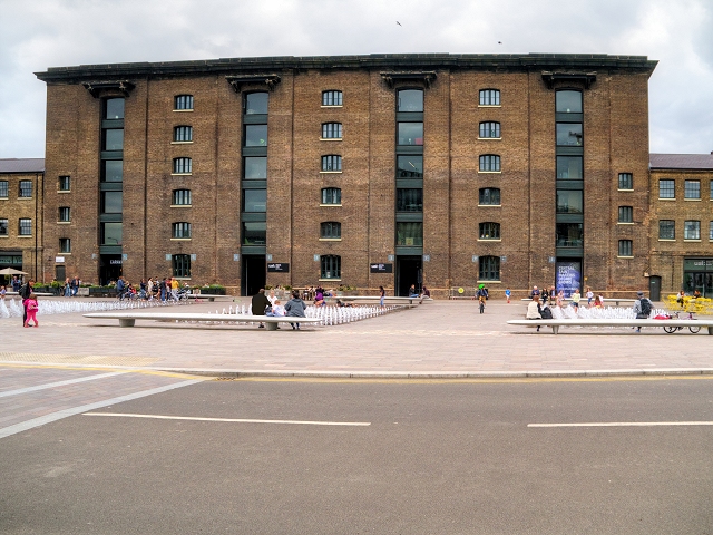 London, United Kingdom - Granary Square and the Central Saint Martins  building in King's Cross Stock Photo - Alamy