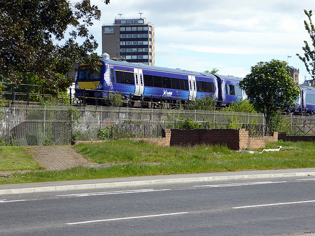 A Scotrail train ascending towards the Tay Bridge