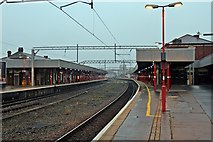 SJ8989 : Along platform 3, Stockport railway station by El Pollock
