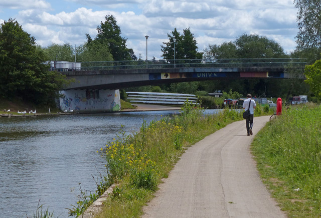 Donnington Bridge crossing the River Mat Fascione cc by sa