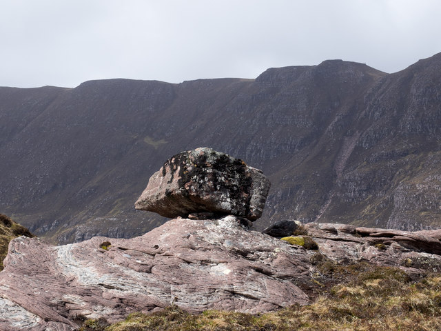 Perched boulder on Beannan Beaga