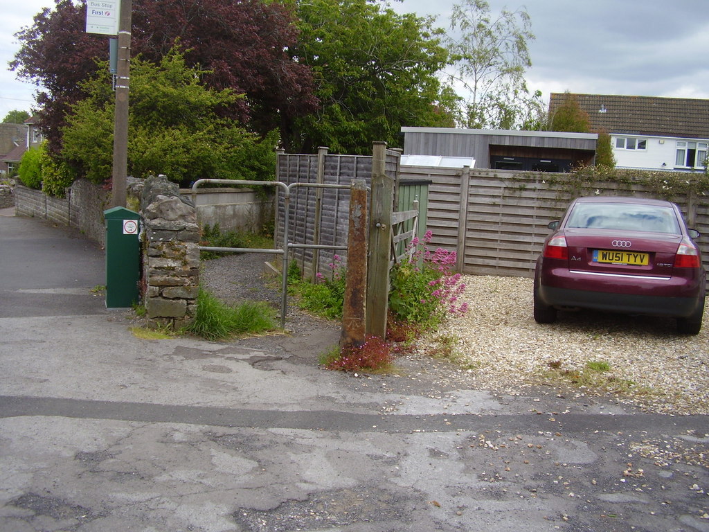 Old Park Road footpath © Anthony Vosper :: Geograph Britain and Ireland