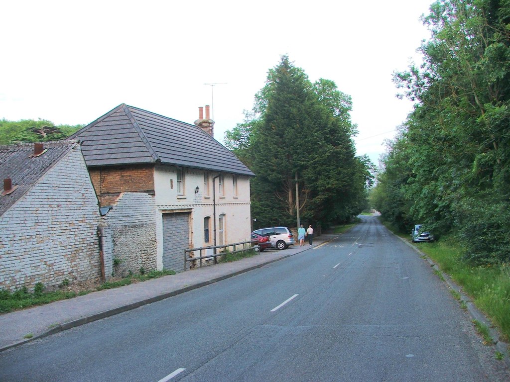 London Road, Temple Ewell © Chris Whippet ccbysa/2.0 Geograph