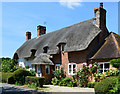 SU4344 : Thatched cottage, Longparish, Hampshire by Oswald Bertram