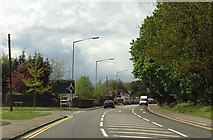 SU9090 : London Road into High Wycombe by Steve Daniels