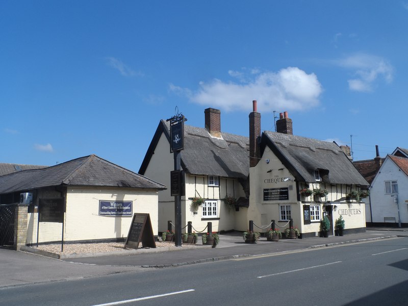 The Chequers pub, Westoning © Bikeboy cc-by-sa/2.0 :: Geograph Britain ...