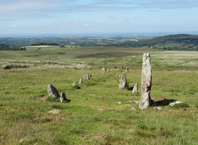 The stone row on Hurston Ridge © Neil Theasby cc-by-sa/2.0 :: Geograph ...