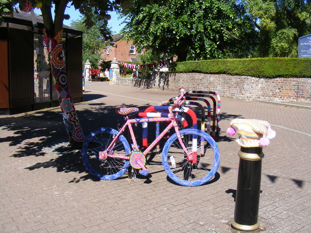 Knitted bike and tree-trunk in Tring town centre