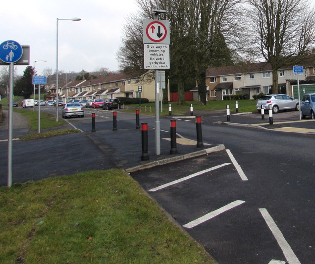 edlogan-way-traffic-calming-jaggery-cc-by-sa-2-0-geograph