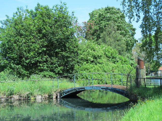 Footbridge over the New River north of Winford Drive, EN10