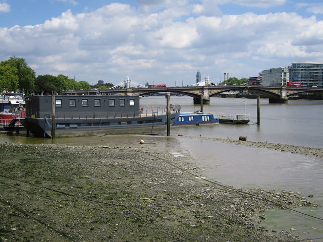 House boats near Battersea Bridge