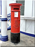NS7993 : Pillar box at Stirling railway station by Thomas Nugent