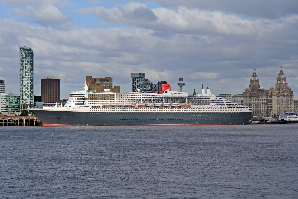 Лайнер Queen Mary 2 в Норвегии