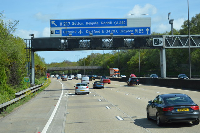 1 mile to Junction 8, M25 © N Chadwick cc-by-sa/2.0 :: Geograph Britain ...