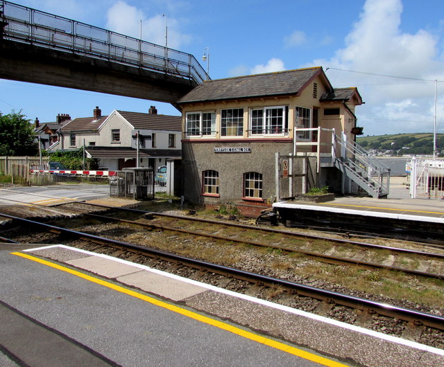 Ferryside signalbox © Jaggery cc-by-sa/2.0 :: Geograph Britain and Ireland