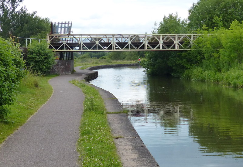 Disused railway bridge across the Trent... © Mat Fascione cc-by-sa/2.0 ...