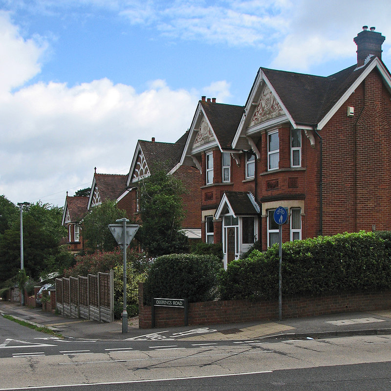 Reigate Deerings Road © John Sutton ccbysa/2.0 Geograph Britain and Ireland