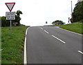 SR9799 : ILDIWCH 160 llath/GIVE WAY 160 yards sign south of Pembroke by Jaggery