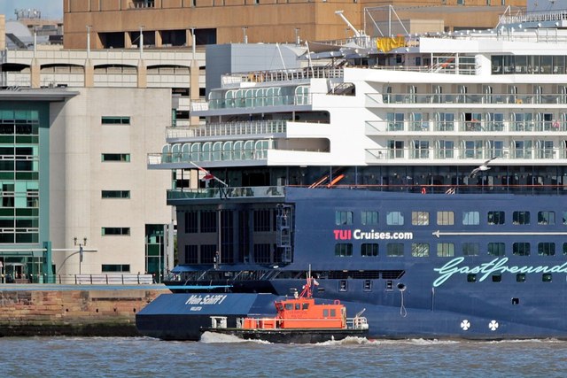 PV Petrel and Mein Schiff 1, River Mersey
