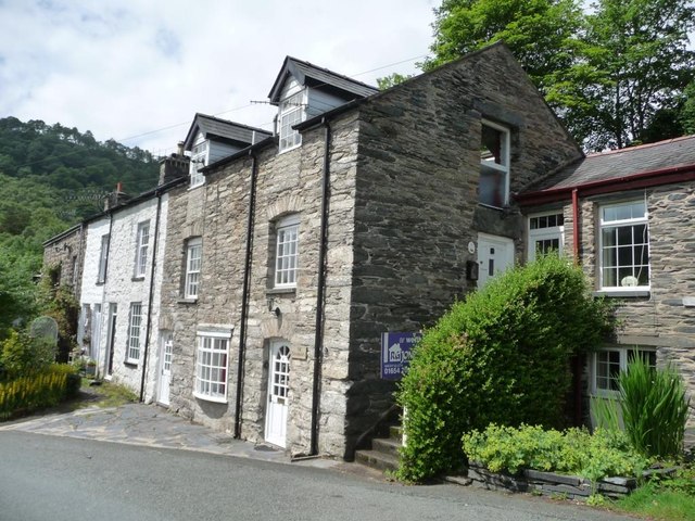 Houses on Maes yr Orsaf, Corris © Christine Johnstone :: Geograph ...