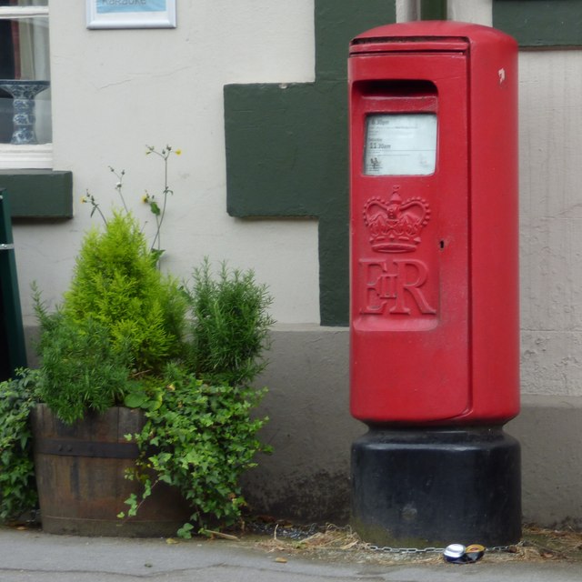 EIIR postbox (SK6 87)