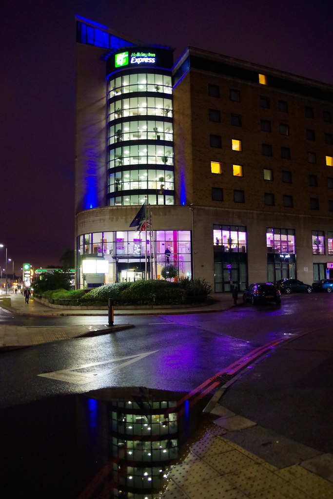 Holiday Inn Express (2) - at night, 713... © P L Chadwick :: Geograph ...