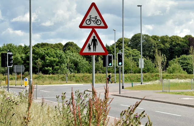 "Cycles crossing" and "pedestrians in road" signs, Dundonald (August 2015)