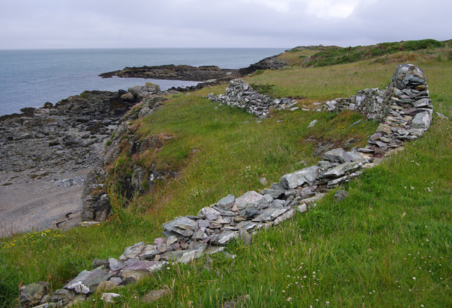 Ruined wall, Cemlyn Bay