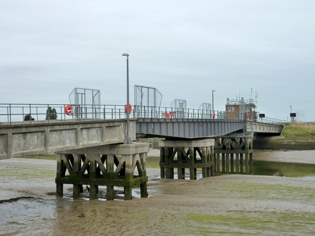 Potton Bridge © Robin Webster cc-by-sa/2.0 :: Geograph Britain and Ireland