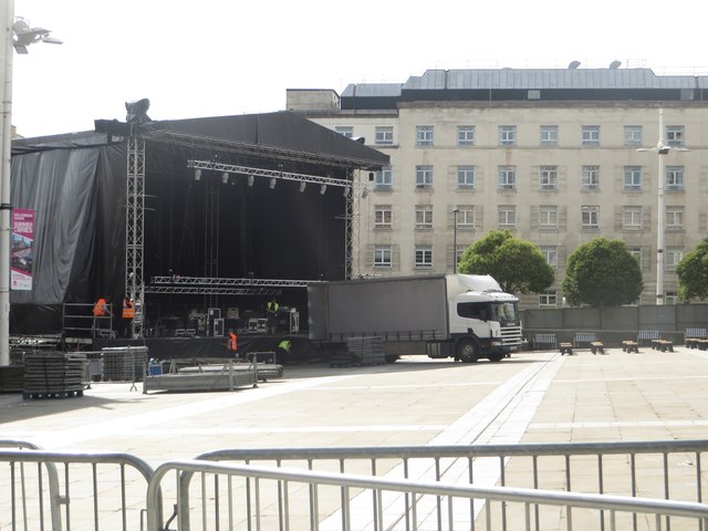 Dismantling the stage, Leeds Millennium Square