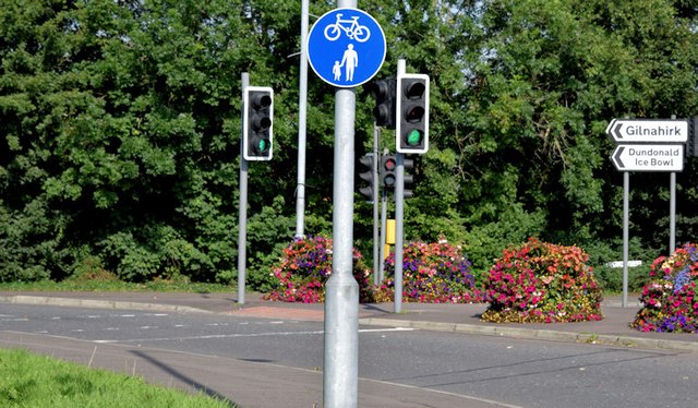 Shared pedestrian and cycle route, Dundonald (August 2015)