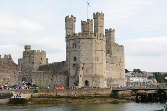 Caernarfon Castle © Oliver Mills cc-by-sa/2.0 :: Geograph Britain and ...