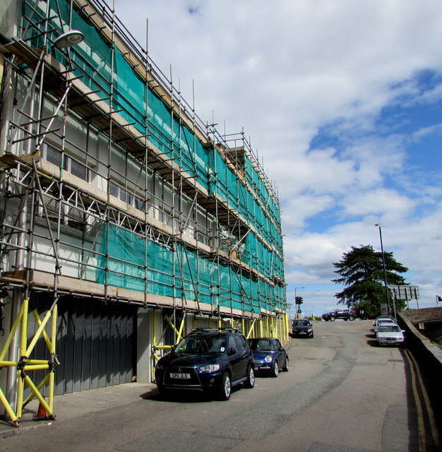 eastern-end-of-the-quay-carmarthen-jaggery-cc-by-sa-2-0-geograph