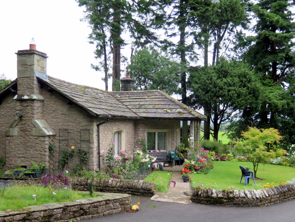 Stobars Hall North Lodge © Andrew Curtis cc-by-sa/2.0 :: Geograph ...