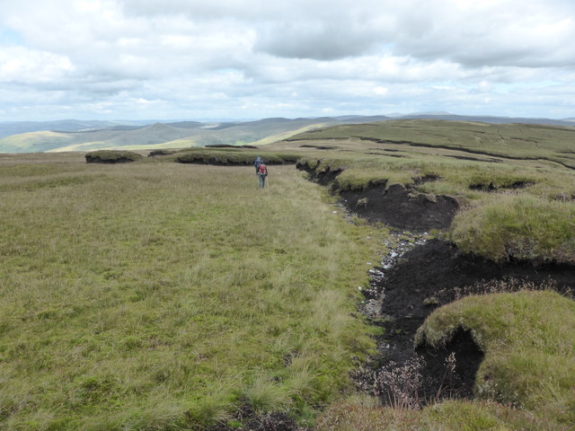 A line of exposed peat on Foel Rhudd