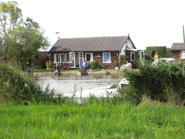 Bungalow beside the River Thurne © Evelyn Simak :: Geograph Britain and ...