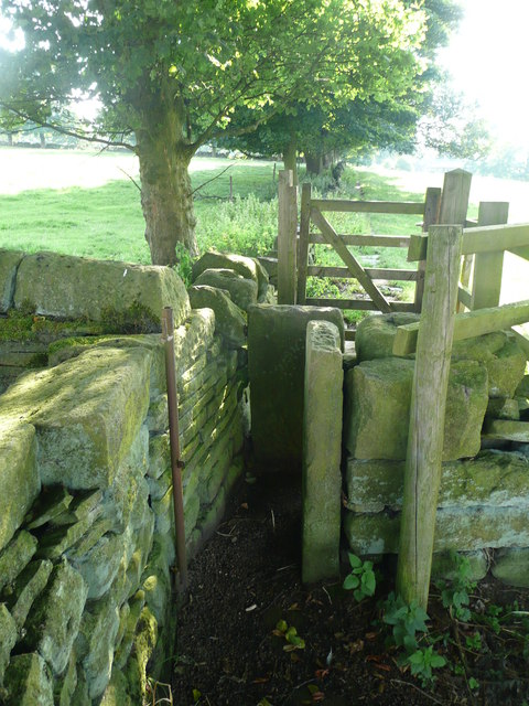 Stile and gate on Sowerby Bridge FP93, Norland