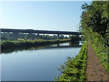 TL0701 : M25 viaduct, Kings Langley by Robin Webster