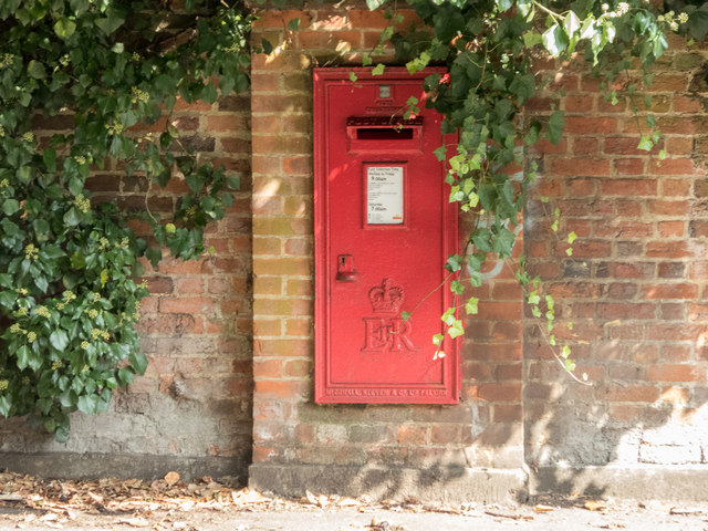 Elizabeth II Postbox, Hadley Green Road,... © Christine Matthews ...